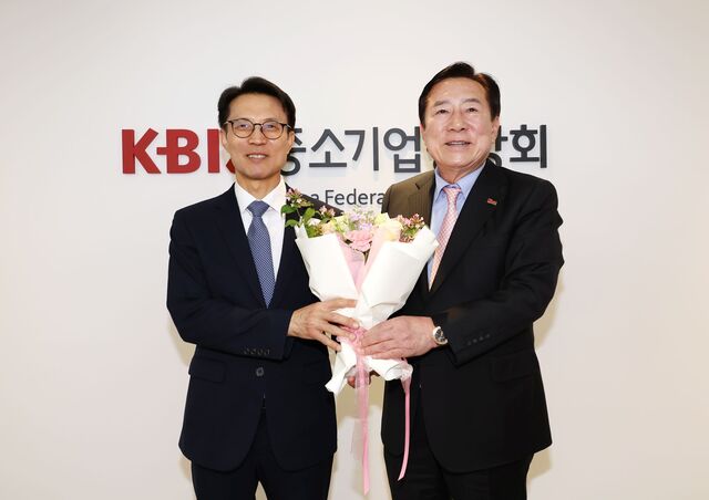 김진오 신임 저출산고령사회위원회 부위원장(왼쪽)과 김기문 중앙회장이 13일 서울 여의도 중기중앙회에서 상견례를 갖고 저출생 대응 현안과 중소기업 지원 방안에 대해 논의했다. /중기중앙회