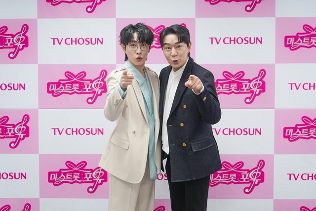 가수 안성훈(왼쪽)과 방송인 붐이 TV조선 새 예능프로그램 '미스트롯 포유'의 MC로 나선다. 또 다른 진행자 방송인 송은이는 이날 제작발표회에 참석하지 않았다. /TV조선