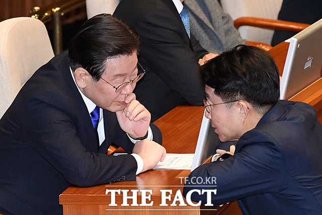 조 의원이 후반기 국회의장 후보로 선출되면서 여권의 입법 드라이브에도 힘이 실릴 것이란 관측이 나온다. 조 의원은 출마 과정에서 이재명 정부의 성공과 민생입법 완수를 수차례 강조해 왔다.사진은 2023년 2월 24일 국회에서 열린 제403회 국회(임시회) 제7차 본회의에 출석해 조정식 의원과 대화를 나누고 있는 당시 이재명 민주당 대표(왼쪽). /남용희 기자