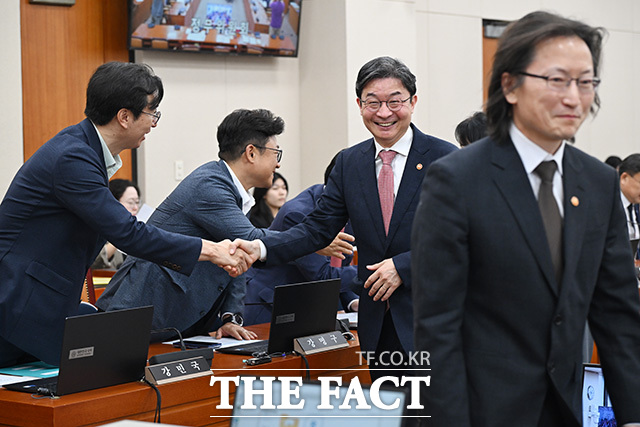 제22대 국회 전반기 마지막 정무위원회 전체회의. 의사봉 두드리는 윤한홍 위원장.