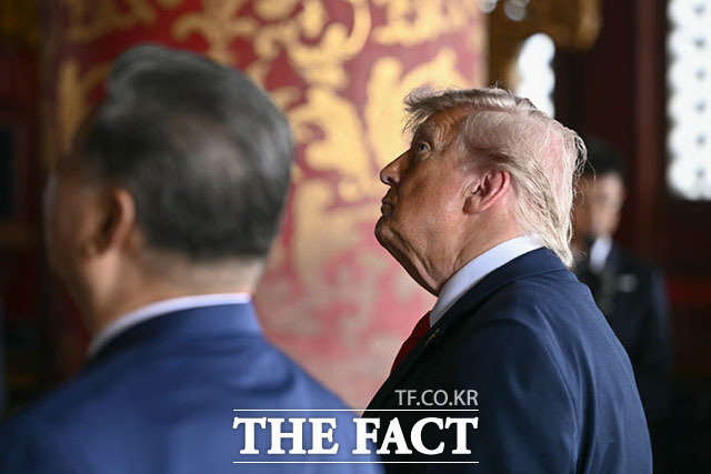 도널드 트럼프 미국 대통령(왼쪽)과 시진핑 중국 국가주석이 14일 베이징 인민대회당에서 회담을 한 뒤 유네스코 세계문화유산인 톈탄공원(천단공원)을 방문하고 있다. /베이징=AP.뉴시스