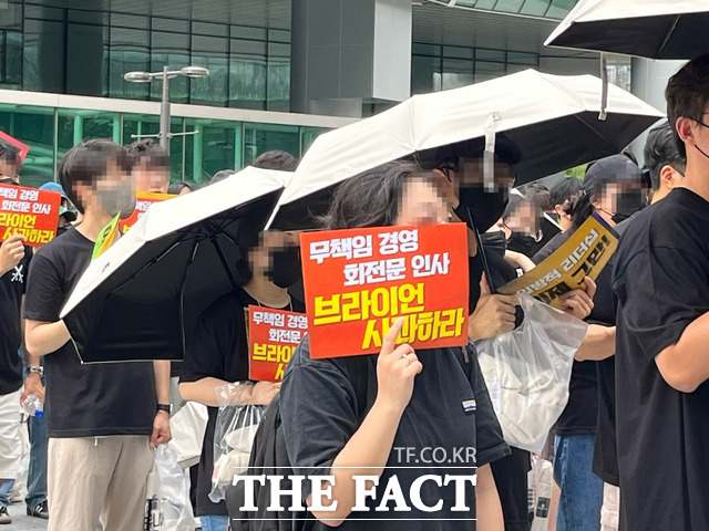 카카오 노사는 현재 경기지방노동위원회에서 2026년 임금 교섭 관련 조정을 받고 있다. 조정이 실패할 경우, 노조는 찬반투표를 거쳐 파업 등의 단체 행동에 나설 수 있는 만큼, 향후 거취에 이목이 쏠리고 있다. 사진은 2023년 카카오 노조원들이 김범수(브라이언) 카카오 창업자 겸 미래이니셔티브센터장에게 인사 실패의 책임을 묻는 피켓을 들고 있는 모습으로 본 기사와는 무관합니다. /더팩트 DB