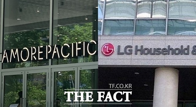 14일 금융감독원 전자공시시스템에 따르면 LG생활건강의 올해 1분기 매출은 1조5766억원, 영업이익 1078억원으로 전년 동기 대비 각각 7.1%, 24.3% 감소했다. 같은 기간 아모레퍼시픽의 매출은 1조1358억원, 영업이익 1267억원을 기록하며 전년 동기 대비 각각 6.4%, 11.2% 증가했다. /더팩트DB