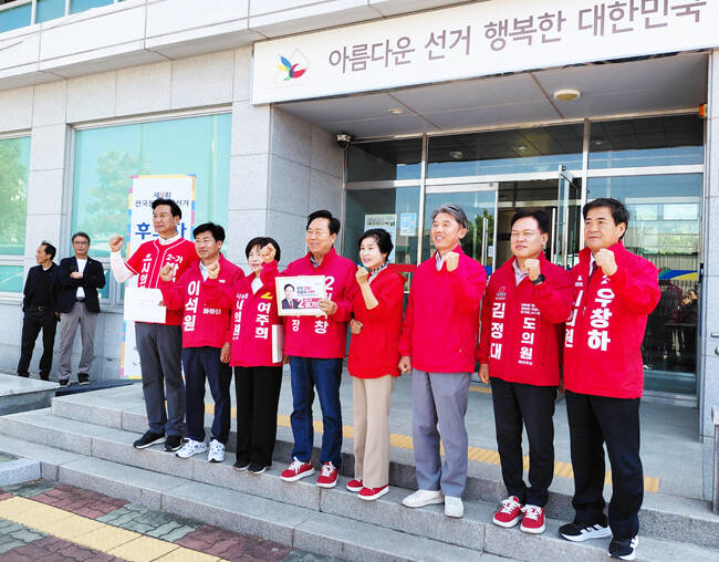 권기창(왼쪽 네번째) 국민의힘 안동시장 후보가 14일 국민의힘 소속 경북도의원 및 안동시의원 후보들과 함께 선관위를 방문해 동반 등록 후 파이팅을 외치고 있다. /권기창 후보 사무소