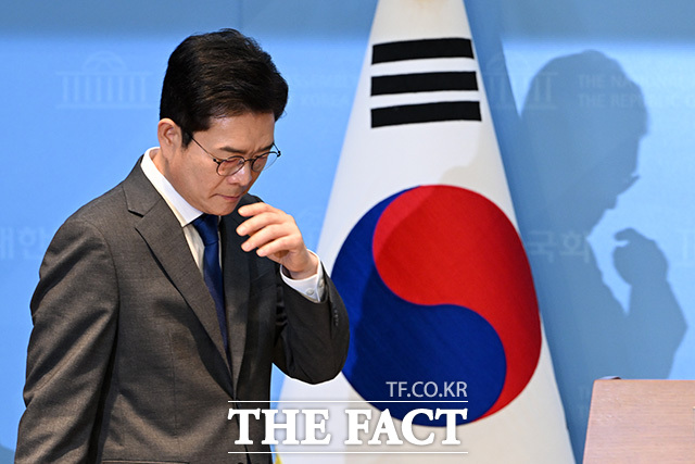 정원오 더불어민주당 서울시장 후보가 지난13일 오전 서울 여의도 국회 소통관에서 재산세 감면 공약 발표 기자회견을 하기 위해 이동하고 있다. /국회=남용희 기자