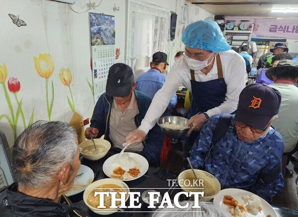 김제선 더불어민주당 대전시 중구청장 후보가 14일 후보 등록을 마치고 첫 일정으로 급식 봉사 활동단체인 서리서리봉사단을 찾아 봉사활동으로 첫 일정을 시작했다. /김제선 후보