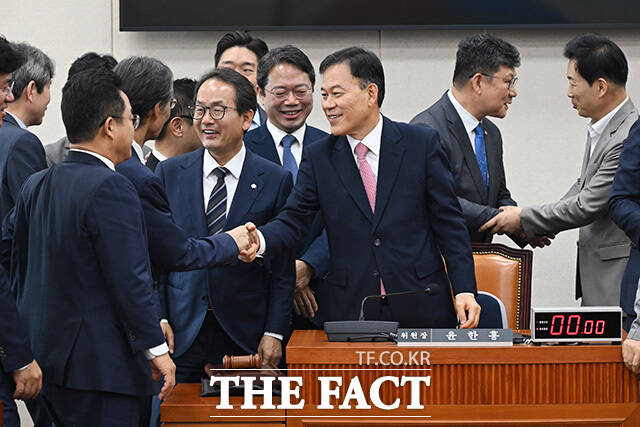 제22대 국회 전반기 마지막 정무위원회 전체회의. 의사봉 두드리는 윤한홍 위원장.