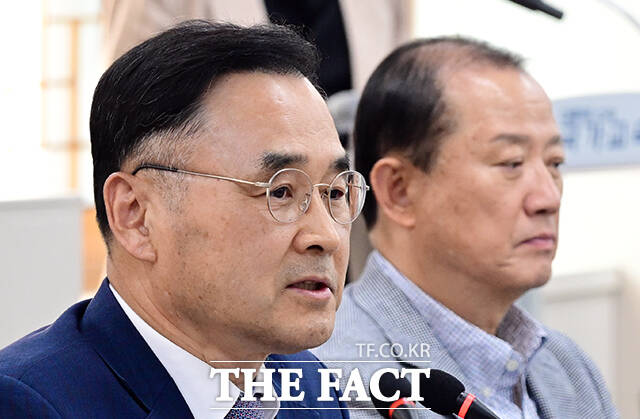 차정인 국가교육위원장(가운데)이 14일 오후 서울 종로구 정부서울청사에서 열린 제5차 회의에 참석해 모두발언을 하고 있다. /임영무 기자