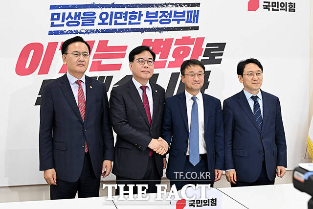 '여야공조' 기대하며 두 손 마주잡은 송언석(왼쪽)-한병도 원내대표.