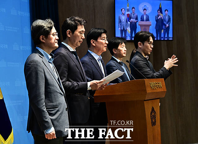 이해식 더불어민주당 의원과 이정헌 의원 등 정원오 서울시장 후보 캠프 관계자들이 14일 오전 서울 여의도 국회 소통관에서 기자회견을 열고 정 후보 폭행 전과 사건과 관련된 입장을 밝히고 있다. 왼쪼부터 채헌일 의원, 이정헌 의원, 이해식 의원, 수어 통역관, 오기형 의원, 이주희 의원. /국회=배정한 기자