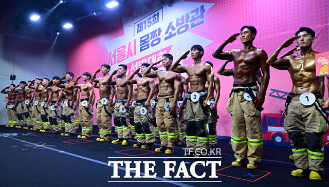 제15회 서울시 몸짱소방관 선발대회가 14일 오후 서울 은평구 소방학교 대강당에서 열린 가운데, 참가자들이 포즈를 취하고 있다. /이새롬 기자