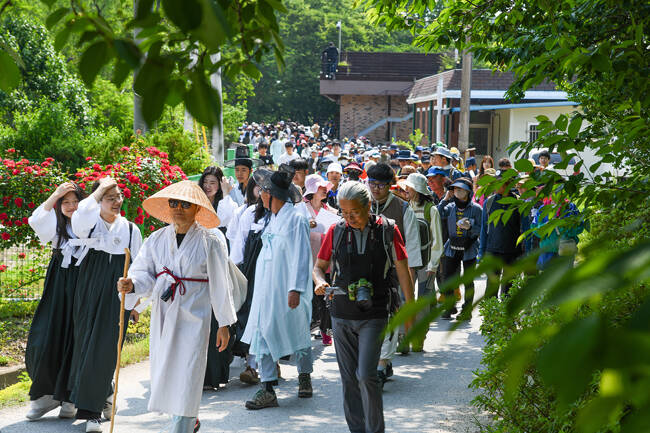 지난해 열린 행사에서 희방사역에서 죽령까지 이어지는 죽령옛길 걷기 체험 진행 모습. /영주시