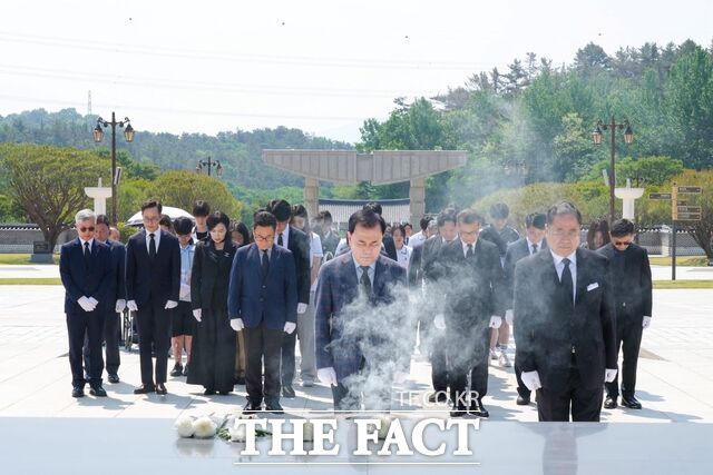 14일 5·18민주화운동 기념일 제46주년을 맞아 김지철 충남도교육감을 비롯한 간부공무원과 학생들이 국립5·18민주묘지를 찾아 참배하고 있다. /충남도교육청