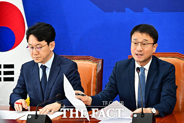 한병도 더불어민주당 원내대표(왼쪽)가 14일 오전 서울 여의도 국회에서 열린 정책조정회의에 참석해 모두발언을 하고 있다. /국회=배정한 기자
