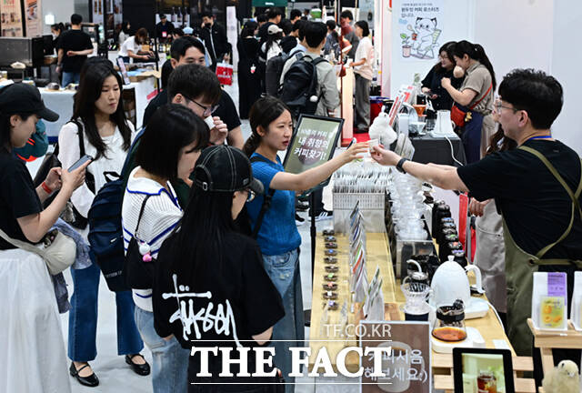 '2026 카페디저트페어'가 14일 서울 강서구 코엑스 마곡 전시장에서 열린 가운데, 전시장을 찾은 시민들이 커피를 시음하고 있다. /이새롬 기자