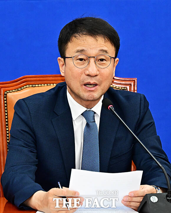 한병도 더불어민주당 원내대표(왼쪽)가 14일 오전 서울 여의도 국회에서 열린 정책조정회의에 참석해 모두발언을 하고 있다. /국회=배정한 기자