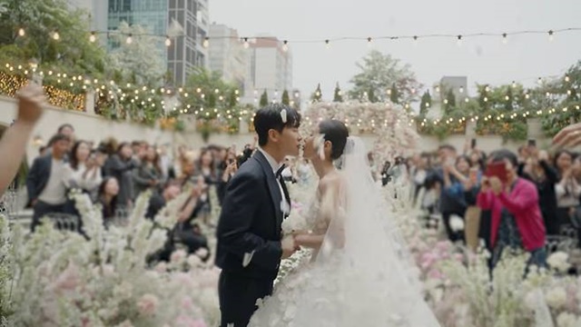 공개된 신지 결혼식 영상에는 화려한 스타 하객들과 함께, 진심 어린 축가 현장이 담겨 눈길을 끌었다. 백지영은 축가에 앞서 