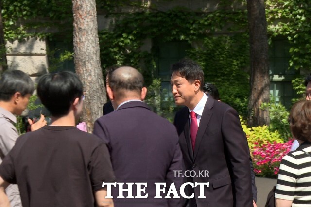 오세훈 국민의힘 서울시장 후보가 14일 오전 서울 중구 서울시청 앞에서 6.3 지방선거 대국민 호소 기자회견을 끝낸 후 시민들의 지지를 받으며 현장을 떠나는 모습. /서울시청=김기범 기자