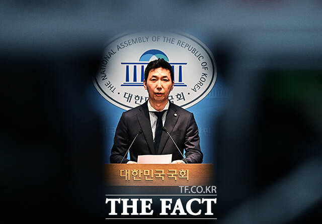 이해식 더불어민주당 의원과 이정헌 의원 등 정원오 서울시장 후보 캠프 관계자들이 14일 오전 서울 여의도 국회 소통관에서 기자회견을 열고 정 후보 폭행 전과 사건과 관련된 입장을 밝히고 있다. 왼쪼부터 채헌일 의원, 이정헌 의원, 이해식 의원, 수어 통역관, 오기형 의원, 이주희 의원. /국회=배정한 기자