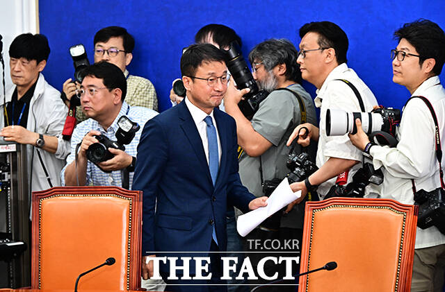 한병도 더불어민주당 원내대표(왼쪽)가 14일 오전 서울 여의도 국회에서 열린 정책조정회의에 참석해 모두발언을 하고 있다. /국회=배정한 기자