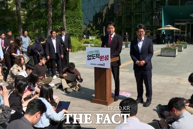 오세훈 국민의힘 서울시장 후보가 14일 오전 서울 중구 서울시청 앞에서 6.3 지방선거 대국민 호소 기자회견을 끝낸 후 기자들의 질문을 받고 있다. /서울시청=김기범 기자