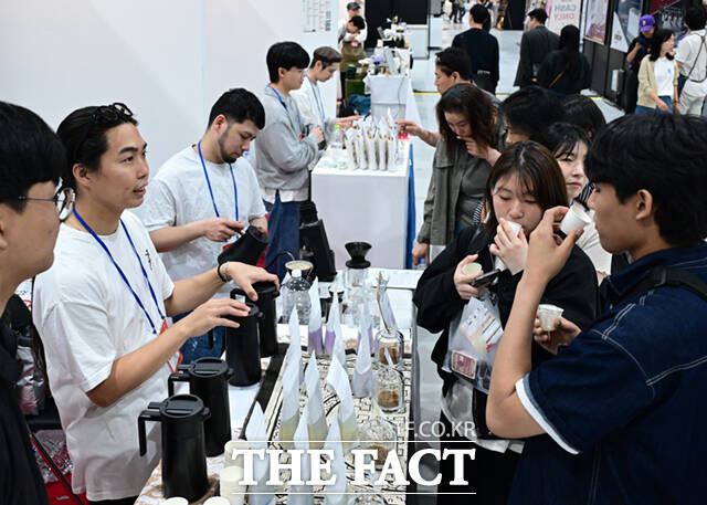 '2026 카페디저트페어'가 14일 서울 강서구 코엑스 마곡 전시장에서 열린 가운데, 전시장을 찾은 시민들이 커피를 시음하고 있다. /이새롬 기자