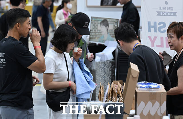 '2026 카페디저트페어'가 14일 서울 강서구 코엑스 마곡 전시장에서 열린 가운데, 전시장을 찾은 시민들이 커피를 시음하고 있다. /이새롬 기자