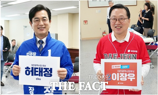 허태정 더불어민주당 대전시장 후보(사진 왼쪽)와 이장우 국민의힘 대전시장 후보(오른쪽)가 14일 대전시선거관리위원회에서 후보 등록을 마치고 기념 촬영을 하고 있다. /선치영 기자