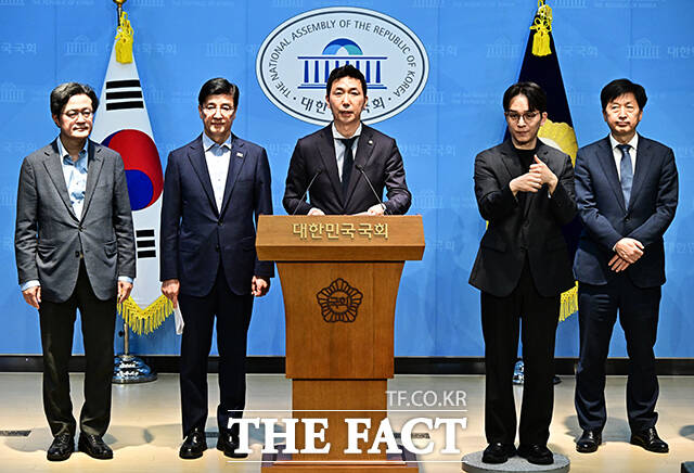 이해식 더불어민주당 의원과 이정헌 의원 등 정원오 서울시장 후보 캠프 관계자들이 14일 오전 서울 여의도 국회 소통관에서 기자회견을 열고 정 후보 폭행 전과 사건과 관련된 입장을 밝히고 있다. 왼쪼부터 채헌일 의원, 이정헌 의원, 이해식 의원, 수어 통역관, 오기형 의원, 이주희 의원. /국회=배정한 기자