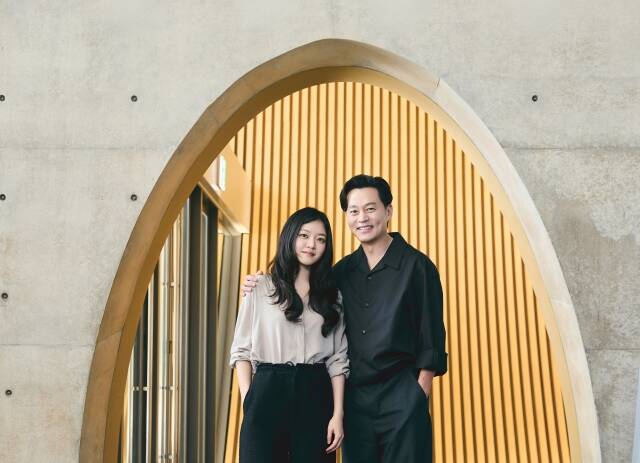 배우 고아성(왼쪽)과 이서진이 연극 '바냐 삼촌' 관련 인터뷰를 진행했다. /LG아트센터