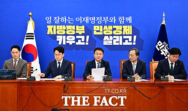 한병도 더불어민주당 원내대표(왼쪽)가 14일 오전 서울 여의도 국회에서 열린 정책조정회의에 참석해 모두발언을 하고 있다. /국회=배정한 기자