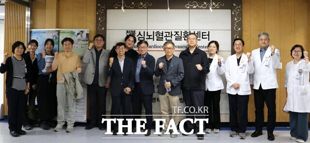 원광대학병원과 대자인병원 심뇌혈관질환센터 관계자들이 간담회 기념촬영을 하고 있다./원광대학교병원