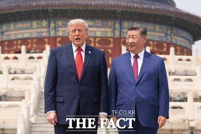 도널드 트럼프 미국 대통령과 시진핑 중국 국가주석이 14일 정상회담을 갖고 대만 문제와 무역 등에 대해 논의했다. 사진은 양국 정상이 이날 정상회담을 마치고 톈탄 공원을 함께 방문한 모습. /AP.뉴시스