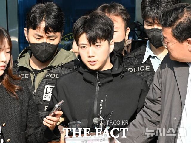 살인 혐의 등을 받는 장윤기(23)가 14일 오전 광주시 서구 서부경찰서에서 검찰로 송치되고 있다. /뉴시스