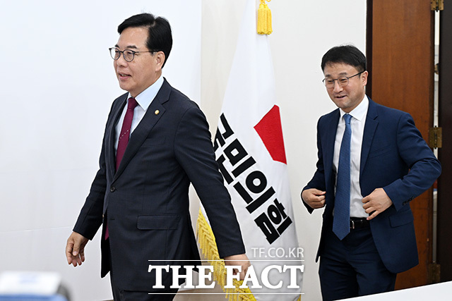 '여야공조' 기대하며 두 손 마주잡은 송언석(왼쪽)-한병도 원내대표.