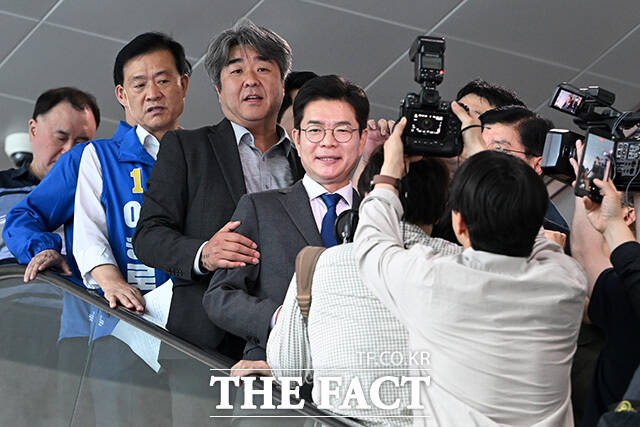 더불어민주당이 정원오 서울시장 후보의 과거 폭행 사건 의혹을 제기한 김재섭·주진우 국민의힘 의원을 '낙선목적 허위사실공표죄'로 고발했다. 사진은 13일 국회 소통관에서 재산세 감면 공약 발표 기자회견을 마치고 이동하고 있는 정 후보(가운데). /남용희 기자