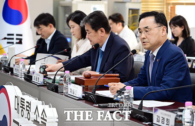 차정인 국가교육위원장(가운데)이 14일 오후 서울 종로구 정부서울청사에서 열린 제5차 회의에 참석해 모두발언을 하고 있다. /임영무 기자