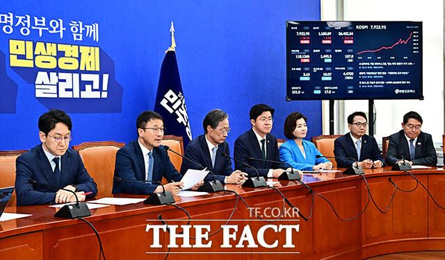 한병도 더불어민주당 원내대표(왼쪽)가 14일 오전 서울 여의도 국회에서 열린 정책조정회의에 참석해 모두발언을 하고 있다. /국회=배정한 기자
