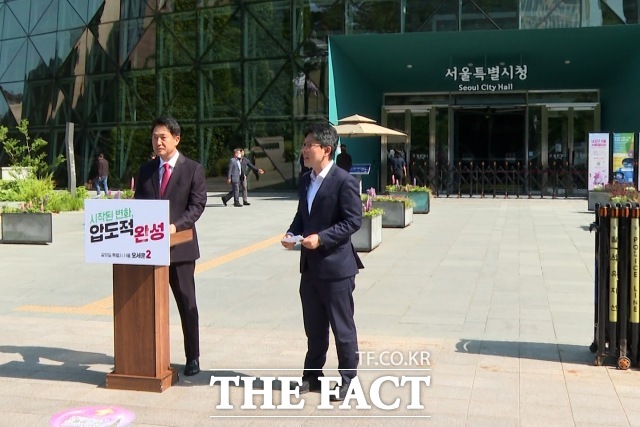 오세훈 국민의힘 서울시장 후보가 14일 오전 6.3 지방선거 대국민 호소 기자회견을 위해 서울 중구 서울시청 앞을 찾았다. 중간은 김병민 선대위 대변인 /서울시청=김기범 기자