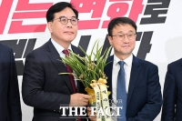  '여야공조' 축하난 선물 받으며 두 손 마주잡은 여야 원내대표 [TF사진관]