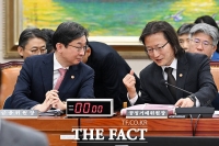  대화 나누는 이억원 금융위원장-주병기 공정거래위원장 [포토]