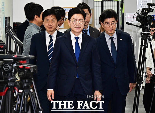 정원오 더불어민주당 서울시장 후보가 15일 오전 서울 여의도 국회 소통관에서 기자회견을 열고 공약발표를 하고 있다. /국회=배정한 기자