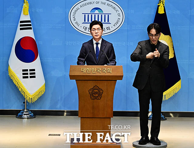 정원오 더불어민주당 서울시장 후보가 15일 오전 서울 여의도 국회 소통관에서 기자회견을 열고 공약발표를 하고 있다. /국회=배정한 기자