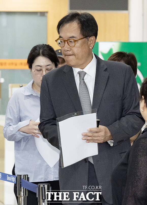 정진석 전 대통령비서실장이 15일 오전 서울 서초구 서울중앙지방법원에서 열린 헌법재판관 미임명 혐의 관련 12차 공판에 출석하고 있다. /박상민 기자