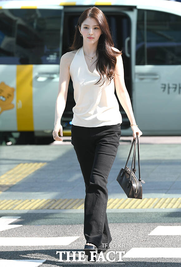 배우 한소희가 칸 영화제 참석 차 15일 오전 인천국제공항을 통해 프랑스 칸으로 출국하며 포즈를 취하고 있다. /인천국제공항=박상민 기자