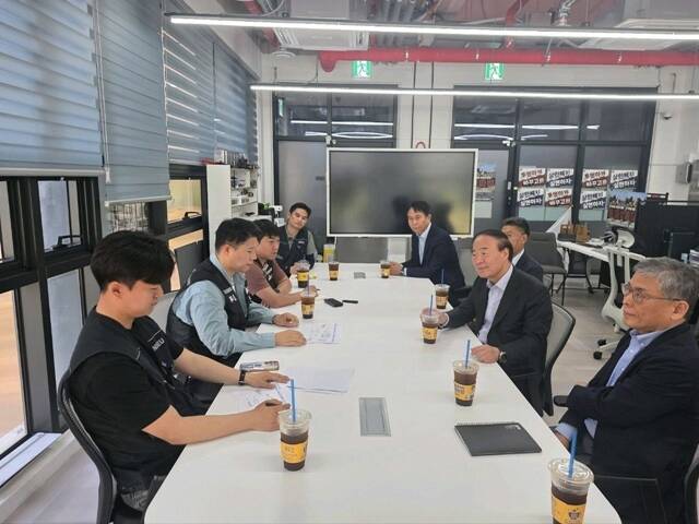 삼성전자 DS 부문 사장단이 15일 오후 삼성전자 평택캠퍼스에 있는 노조 사무실을 찾아 공동투쟁본부 측과 대화하고 있다. /삼성전자