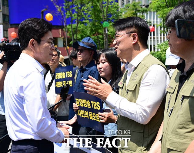 정원오 더불어민주당 서울시장 후보(왼쪽)가 15일 서울 광화문 광장에서 '지방선거 전 홈플러스 정상화'를 요구하며 무기한 단식농성 중인 민주노총 서비스연맹 마트노조 및 홈플러스지부 대표자들을 만나 대화하고 있다.