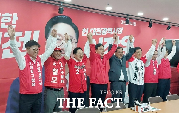 송언석 국민의힘 원내대표가 15일 이장우 대전시장 후보 선거사무소를 찾았다. 송언석 원내대표, 이장우 대전시장 후보, 이은권 대전시당 위원장과 박희조 동구청장 후보, 조원휘 유성구청장 후보, 서철모 서구청장 후보, 최충규 대덕구청장 후보 등이 참석해 필승을 다짐했다. /선치영 기자