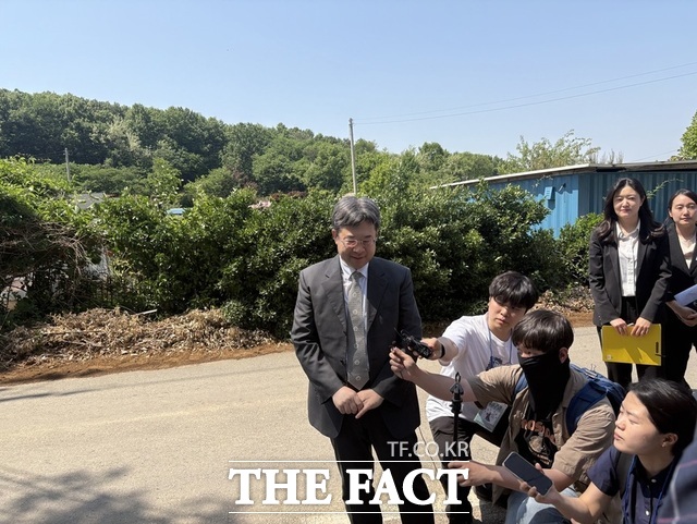 엄순표 부장판사가 15일 오후 인천 강화군에 위치한 장애인 거주시설 색동원에 대한 현장검증을 마친 후 취재진을 만나 입장을 밝히고 있다. / 정예은 기자