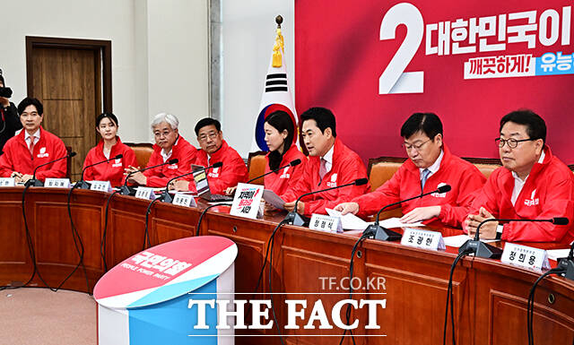 장동혁 국민의힘 대표가 15일 오전 서울 여의도 국회에서 열린 중앙선거대책위원회의에 참석해 모두발언을 하고 있다. /국회=배정한 기자